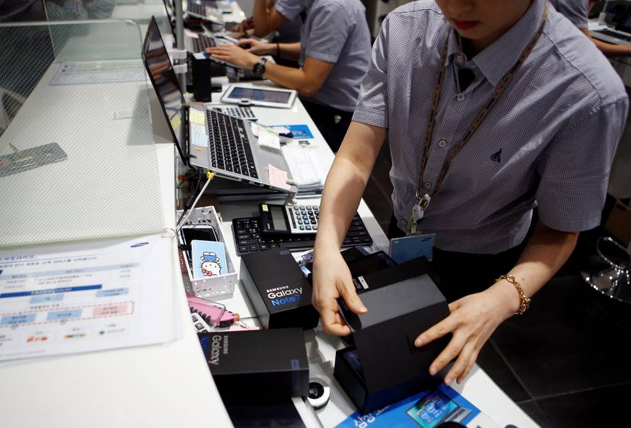 An employee checks exchanged Samsung Electronics' Galaxy Note 7 at company's headquarters in Seoul