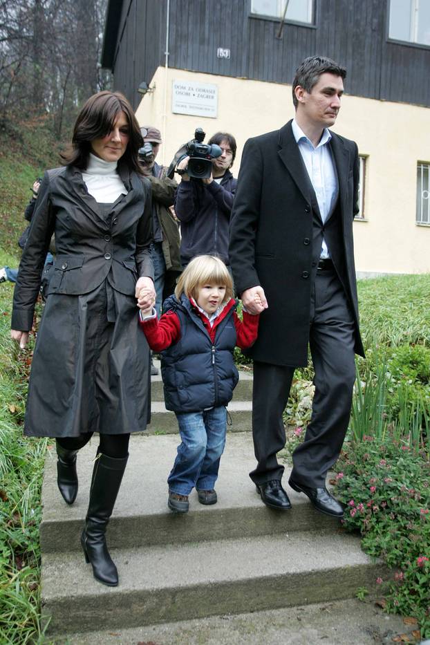 ARHIVA - 2007. Zoran Milanović sa suprugom Sanjom i sinom Markom