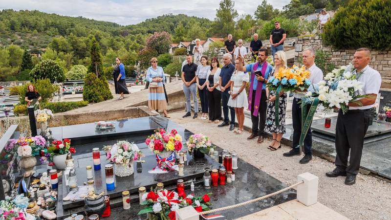 FOTO Položili vijence na grobu Olivera Dragojevića u Veloj Luci