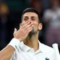 VIDEO Đoković se pravio kako gađa penal, Englezi prekinuli meč na Wimbledonu i slavili!