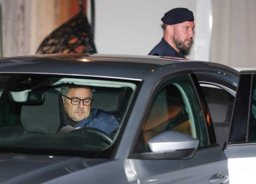 Zagreb: Izlazak Andrije Mikulića i inspektora iz kuće nakon opsežne pretrage