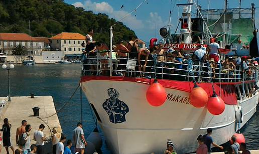 Brod prepun turista zabio se u rivu u Jelsi: 'Ljudi su vrištali'