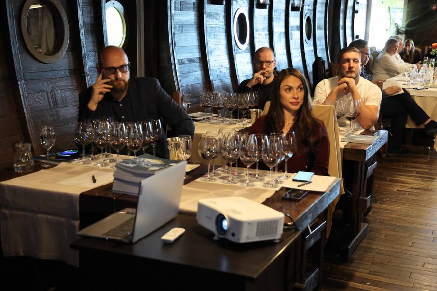 Žižula koktel služi se s pačjim prsima u finom umaku od kave