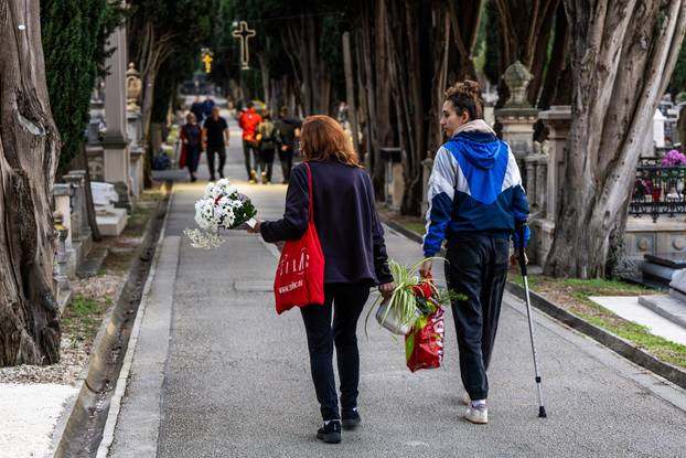 Pula: Obilazak grobova noću uoči blagdana Svih svetih