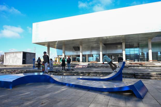 Zagreb: Ispred Muzeja Suvremene Umjetnosti postavljena skate skulptura "skate spot"