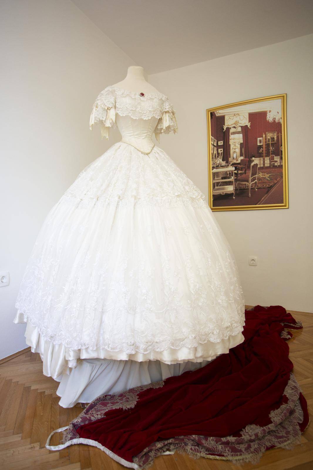 Raskošne replike haljina carice Sisi izložene su u srcu Opatije