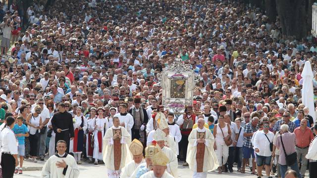 Tri bombe razorile su crkvu, a slika Gospe ostala je netaknuta