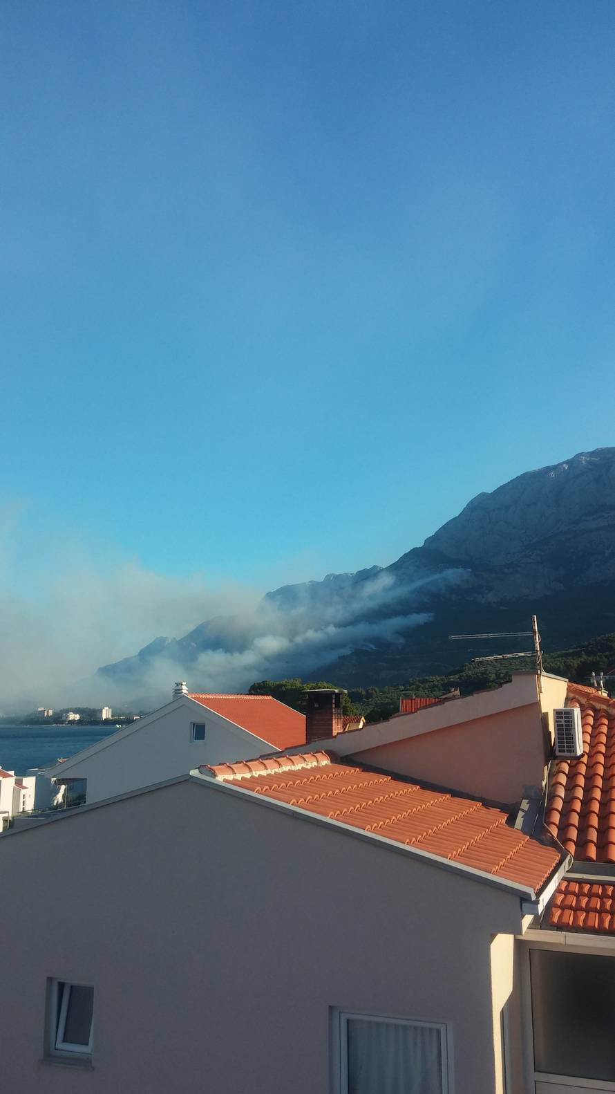 Kanader pomaže u gašenju, u Makarsku stiže i 150 vojnika