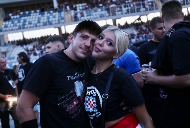 Dugopolje: Velik broj obožavatelja pristiže na Thompsonov koncert