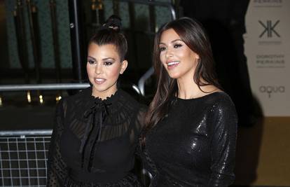 Kim i Kourtney stigle u London u kratkim, crnim haljinicama