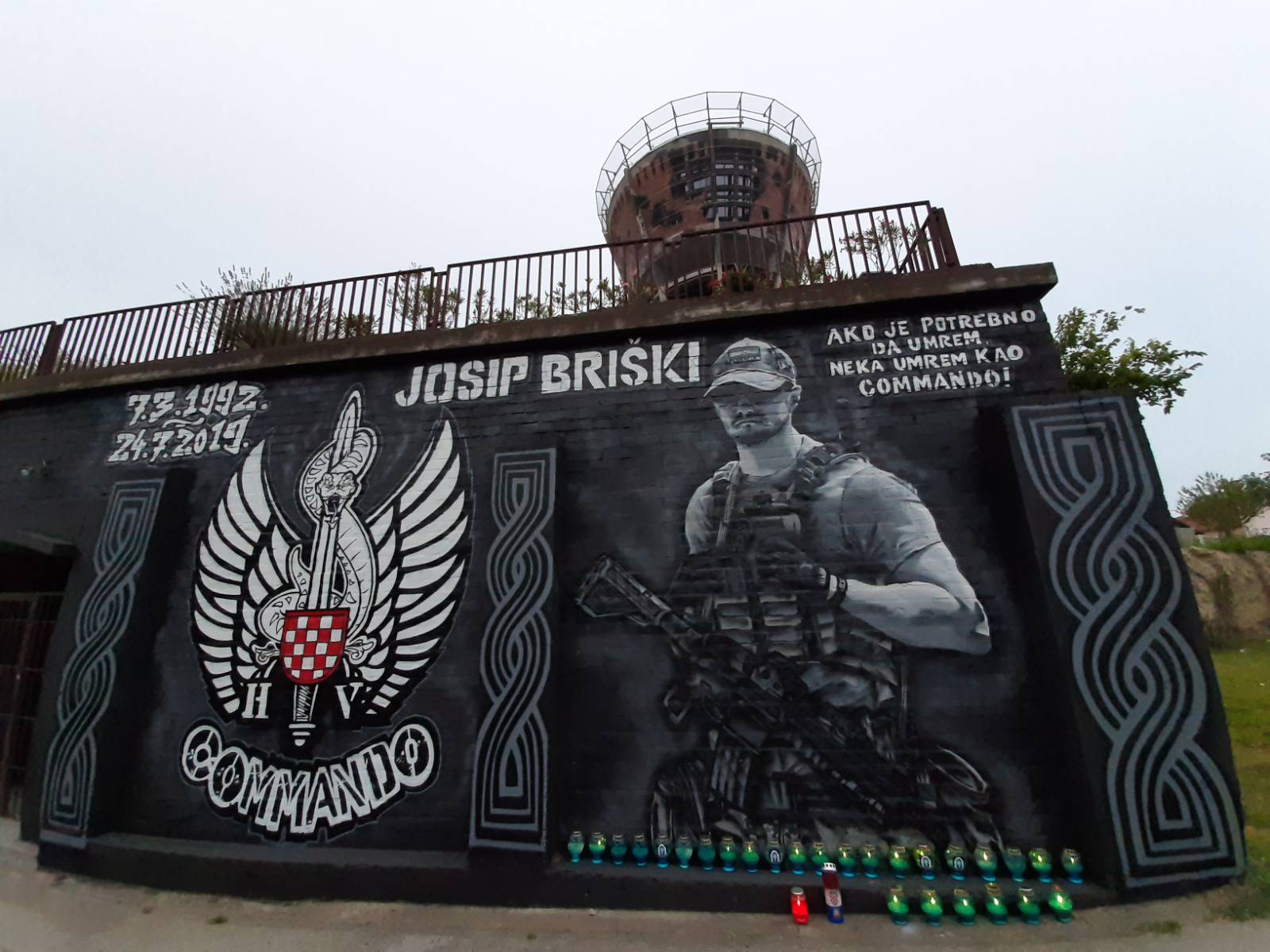 U spomen na poginulog Josipa Briškog  postaljeni su murali u   nekoliko hrvatskih gradova