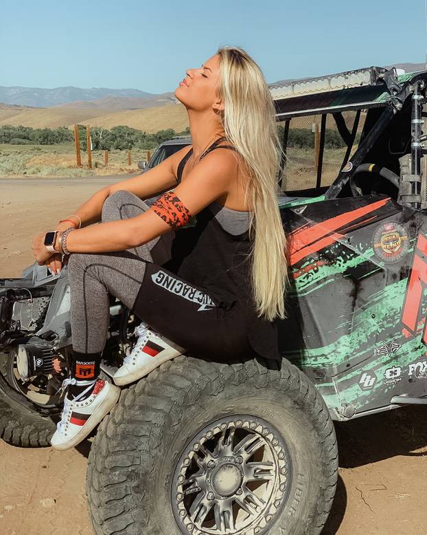 FOTO Paklena je za volanom, a tek kad skine gaćice i grudnjak