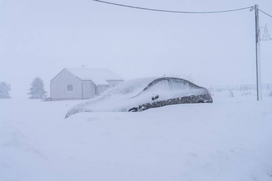 U Vrhovinama i Babinom Potoku palo je oko 50 do 80 cm snijega 