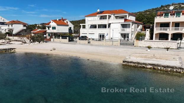 FOTO Iz kuće u more! Ova vila prvi red do mora ima konobu i vinoteku, a evo koliko košta