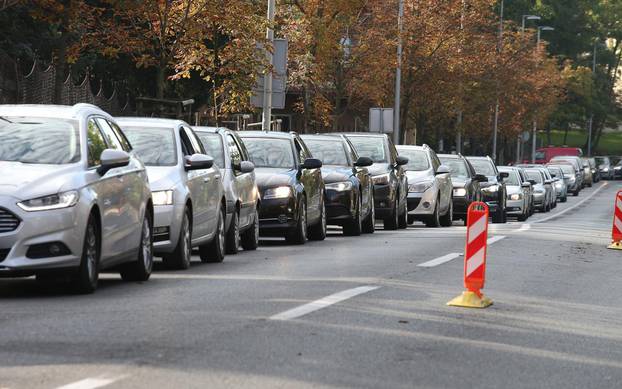 Zagreb: Kolona automobila zbog povećanog broja testiranja osoba na koronavirus