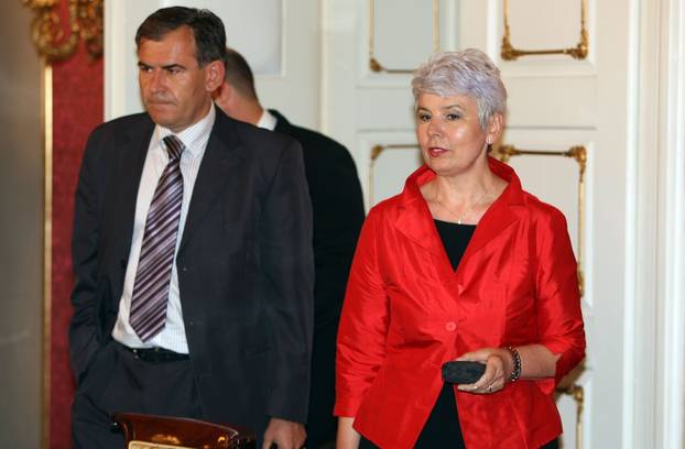 Zagreb: Unato? krizi premijerka nije skidala osmjeh s lica na sjednici Vlade