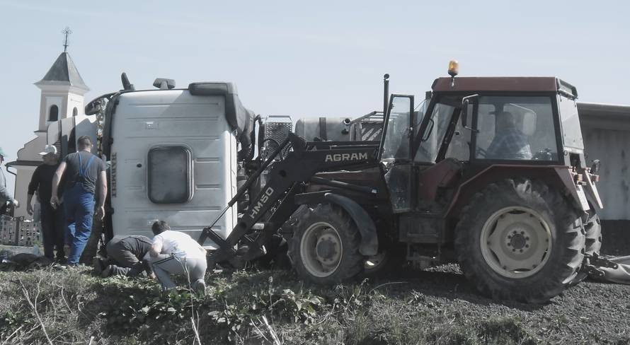 Gundinci: Dvoje ozlijeđenih u nesreći, prevrnuo se kamion