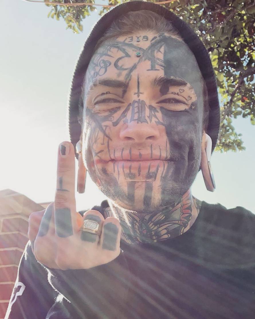 Mladić istetovirao cijelo tijelo: Policija ga traži, on im se ruga