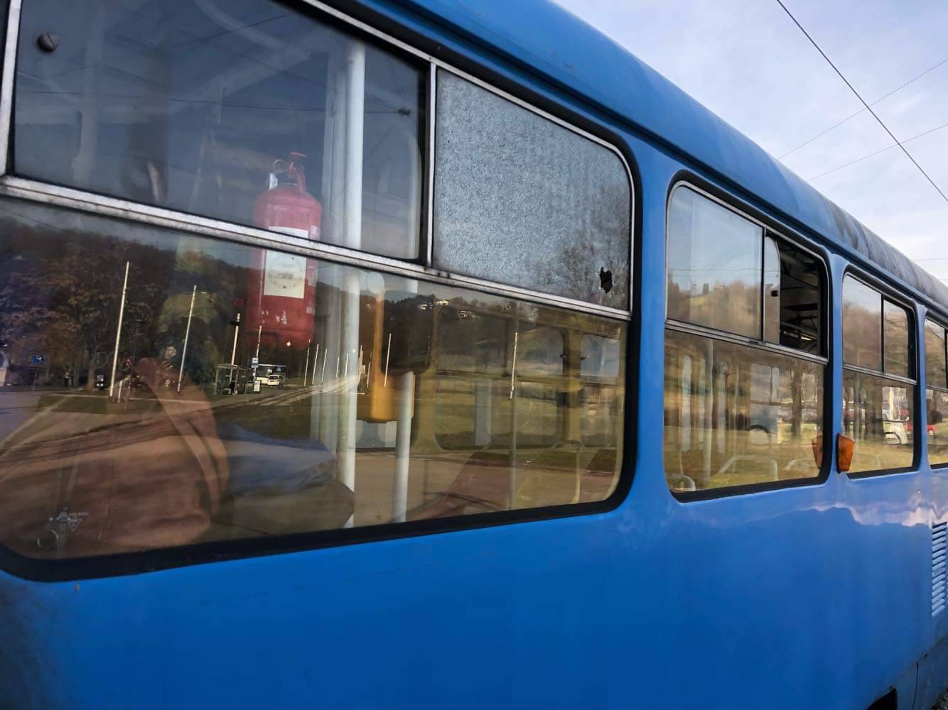 Zagreb: Razbijeno staklo na tramvaju i čovjek krvave glave