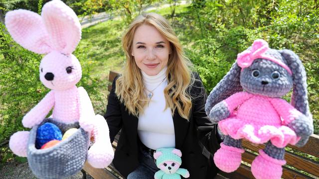 Zagreb: Ukrajinka Iryna Sierikova izrađuje pletene plišance od vune