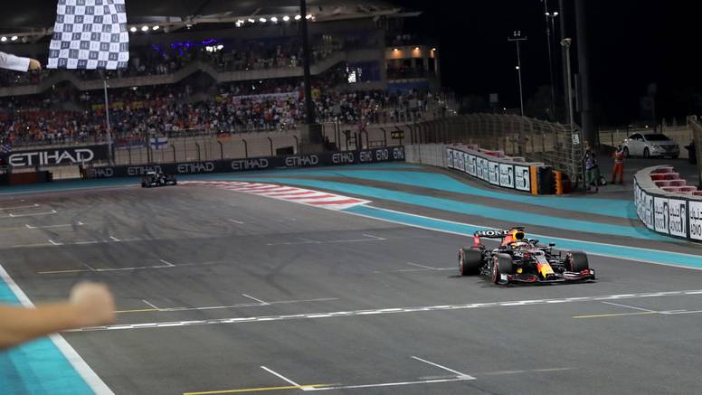 Drama kakva se ne pamti! Max Verstappen u zadnjem krugu postao prvak svijeta u Formuli 1
