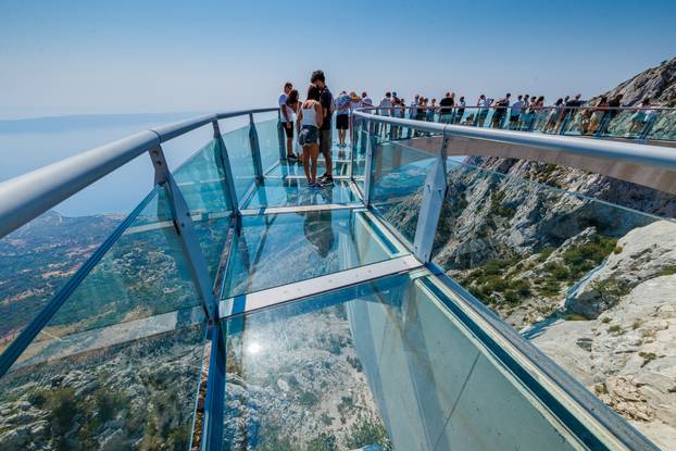 Brojni posjetitelji dovoljno su hrabri za obilazak Skywalka, vidikovca na Biokovu