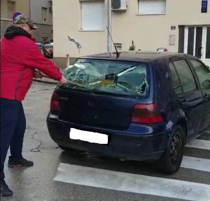 Šok u Splitu: Muškarac je svoj automobil smrskao macolom!
