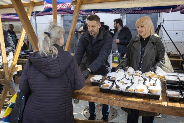 Osijek: Tradicionalna podjela blagdanskog fiš paprikaša na Trgu Svetog Trojstva