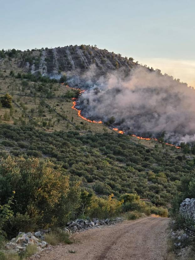 DRAMATIČNE SCENE Situacija kod Korčule sve je gora: 'Fronta požara duga je 3 kilometara'