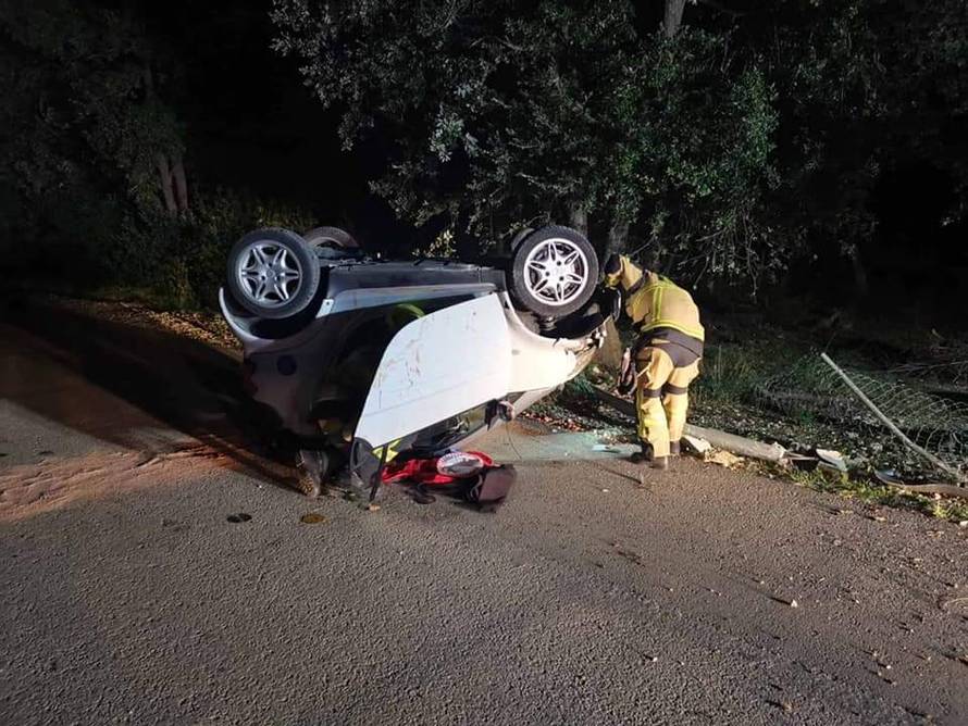 Pijana Talijanka u Smartu sve pokosila: Ogradu, stup, stablo, a na kraju je završila na krovu...