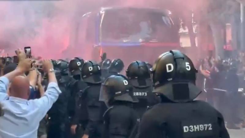 VIDEO Navijači Barcelone su kamenovali vlastiti autobus!
