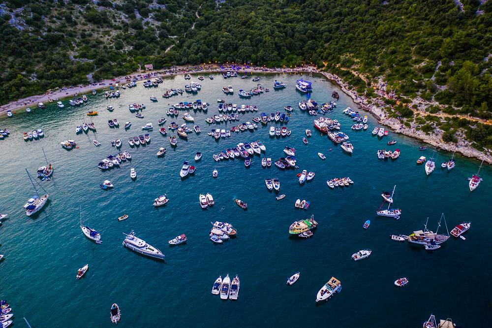 Klapa Rišpet upriličila je koncert pod zvjezdanim nebom: U moru ih okružilo 300 manjih brodica