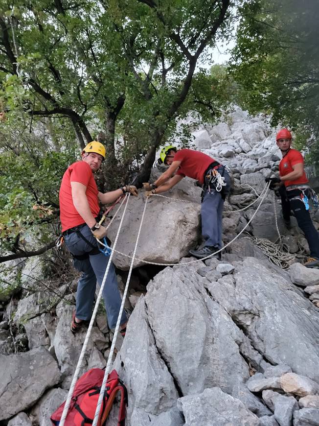 HGSS spasio stranu penjačicu koja je slučajno iskopčala penjački komplet i ostala visiti