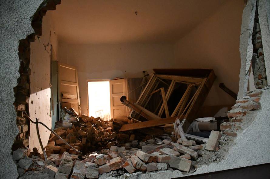 Nova Gradiška: Zabio se automobilom u kuću i poginuo