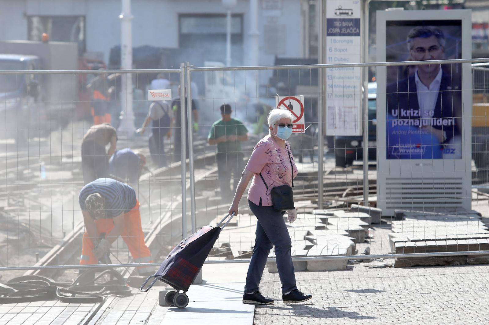 Zagreb: Građani sa zaštitnim maskama na ulicama grada