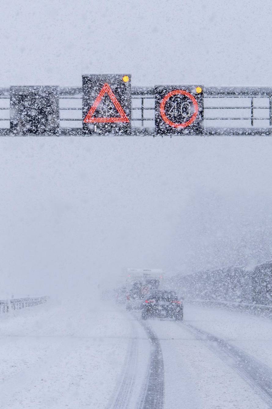 Zimski uvjeti na A1 između čvora Perušić i čvora Gospić