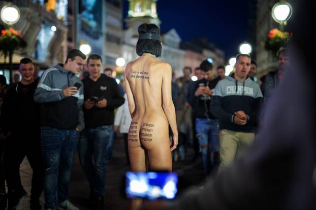 Rijeka: Performerica Milo Moire gola predvodila  okupljenu publiku do nove zgrade MMSU