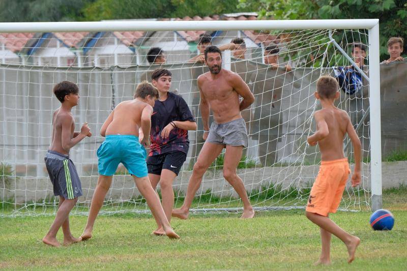 * MINIMUMÃ WEB USAGEÃ FEE * Marina di Massa (MS) Gigi Buffon plays football in the rain with the kids bathroom Bulgarelli MINIMUM PRICE FOR USE WEB 200 Ã¢,Â¬ FOR 10 PHOTOS