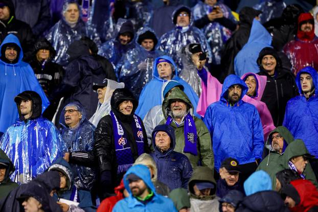 Zagreb: Navijači usprkos kiši prate susret Dinama i Monaca