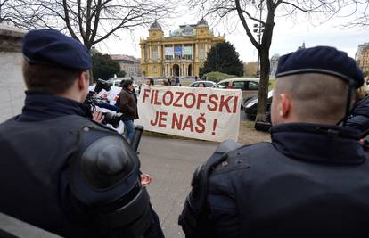 Interventna pred Sveučilištem, studentima branili ući u zgradu