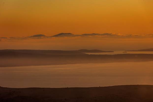 Pogled sa Zvjezdanog sela Mosor na prekrasan zalazak sunca