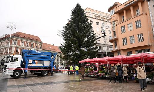 FOTO Krenulo je ukra&scaron;avanje bora na Trgu: Evo kako izgleda