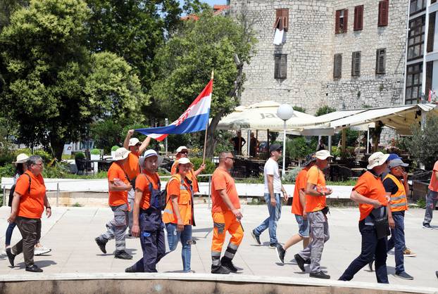 Šibenik: Djelatnici Cesta štrajkaju ispred zgrade županije