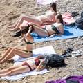 FOTO Dubrova&ccaron;ke pla&zcaron;e krcate: Brojni u&zcaron;ivaju u moru na 25 &deg;C