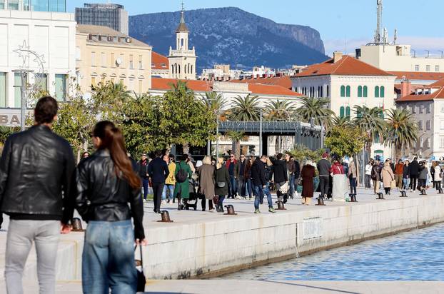 Zubato sunce u Splitu izmamilo je brojne šetače