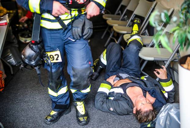 Zagreb: Vatrogasci pod punom opremom pretrčali 666 stepenica u humanitarne svrhe