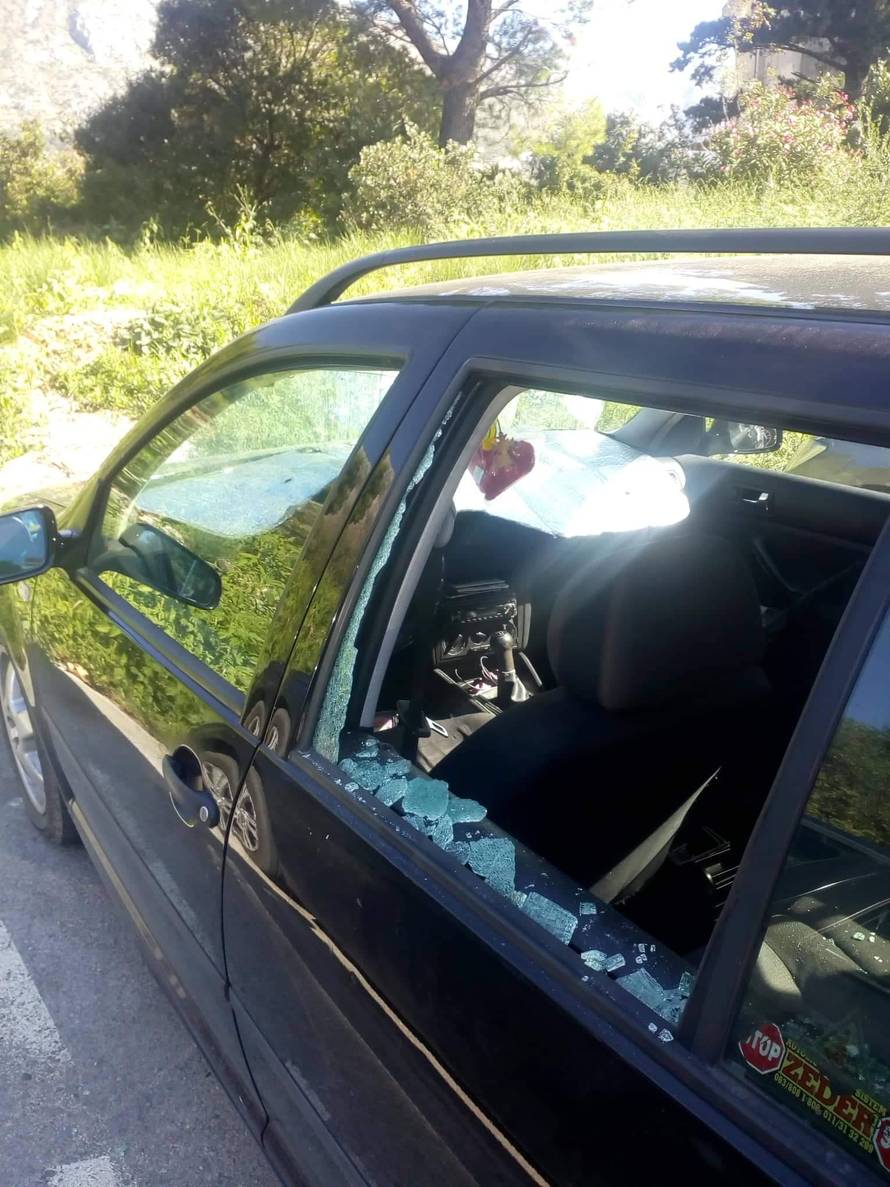 'Halo, policija?! Psić je u autu. Uzet ću kamen i razbiti prozor'