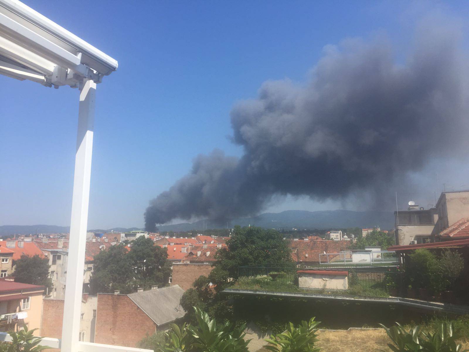 Četvero kolabiralo: Vatrogasci u borbi s vatrom i dehidracijom