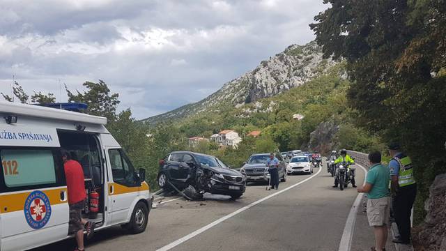 Vozila je dvoje djece: Zabila se u kamen, auto se preokrenuo...