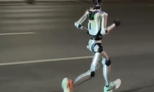 VIDEO Pekin&scaron;ki spektakl: Humanoidni roboti tr&ccaron;at &cacute;e maraton rame uz rame ljudima